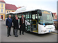 Tradi�n� p�za p�ed nov�m autobusem