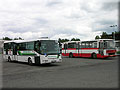 St��d�n� generac� v tachovsk� MHD: SOR BN 10,5 z roku 2005 a KAROSA B 732 z roku 1988