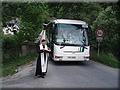 P. Pavel Zahradn��ek �ehn� v�kendov�m autobusov�mu spojen� do Rab�tejna nad St�elou; foto Ond�ej F�bera