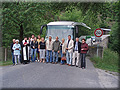 Pozvan� host� p�ed autobusov�m spojem na most� p�es St�elu v Rab�tejn�; foto Ond�ej F�bera