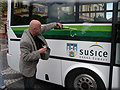 Starosta m�sta Bc. Petr Mottl k��t� nov� n�zkopodla�n� autobus