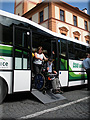 V�stup z n�zkopodla�n�ho linkov�ho autobusu mimo chodn�k