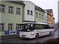 Srazov� autobus p�ed kulturn�m domem v B�l� nad Radbuzou