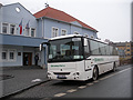 Autobus p�ed radnic� v B�l� nad Radbuzou