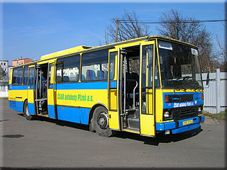 Speci�ln� d�lkov� autobus s plo�inou pro voz��k��e