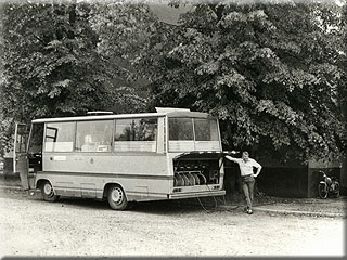 autobus CMC Pudong Citybus je�t� v p�vodn�m proveden�; foto Bed�ich Zen�hl�k
