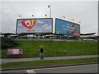 Bilboardy na CAN v Plzni, pohled od tramvaje a Skvr�ansk� t��dy