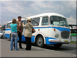 Ředitel společnosti p. Miroslav Hucl promlouvá k posluchačům rozhlasových vln, v pozadí historický autobus ŠKODA 706 RTO Ředitel společnosti p. Miroslav Hucl promlouvá k posluchačům rozhlasových vln, v pozadí historický autobus ŠKODA 706 RTO