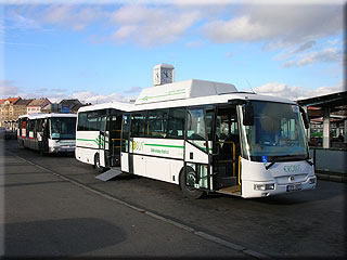 Uk�zka nov� vozov�ho parku - n�zkopodla�n� plynov� autobus (vp�edu) a m�stsk� n�zkopodla�n� SOR