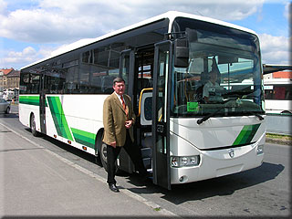 P�ed z�novn�m autobusem Iveco (d��ve Karosa) Crossway p�zuje �editel spole�nosti p. Miroslav Hucl