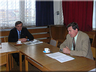 K ��astn�k�m tiskov� konference hovo�� p. Miroslav Hucl (vpravo), p�ihl�� z�stupce Iveca p. Karel Br�dl