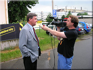 Report�t TV Nova Jan Skala zpov�d� �editele spole�nosti Miroslava Hucla (vlevo)