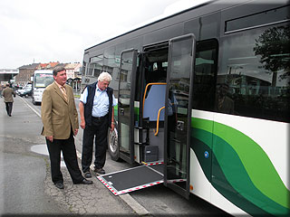 Ředitel společnosti Miroslav Hucl (vlevo) si s řidičem Vladimírem Blahoutem prohlíží najezdovou plošinu autobusu Crossway Le Ředitel společnosti Miroslav Hucl (vlevo) si s řidičem Vladimírem Blahoutem prohlíží najezdovou plošinu autobusu Crossway Le