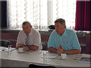 �editel spole�nosti Miroslav Hucl (vpravo) a Josef Forejt, vedouc� dopravn�ho �tvaru, hovo�� na tiskov� konferenci