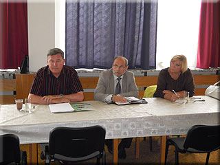 �editel spole�nosti Miroslav Hucl (vlevo) a Jaroslav Ho�ek, vedouc� dopravn�ho �tvaru, hovo�� na tiskov� konferenci. Vpravo Ing. Zde�ka Kmochov� z POVEDu.